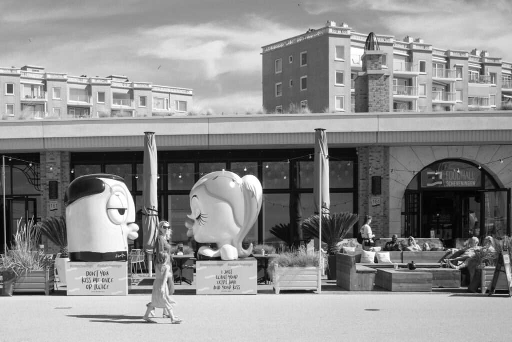 Couple kissing near entrance at Foodhall Scheveningen Strandweg
