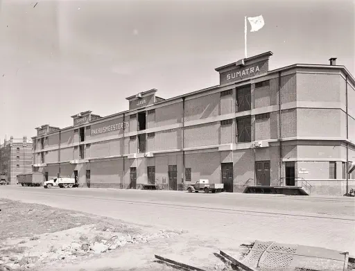 Op de voorgrond Pakhuismeesteren, pakhuizen Celebes, Borneo, Java en Sumatra voor opslag aan de zijde Wilhelminakade. Rotterdam - NL-RtSA 4117 1976-4791-01